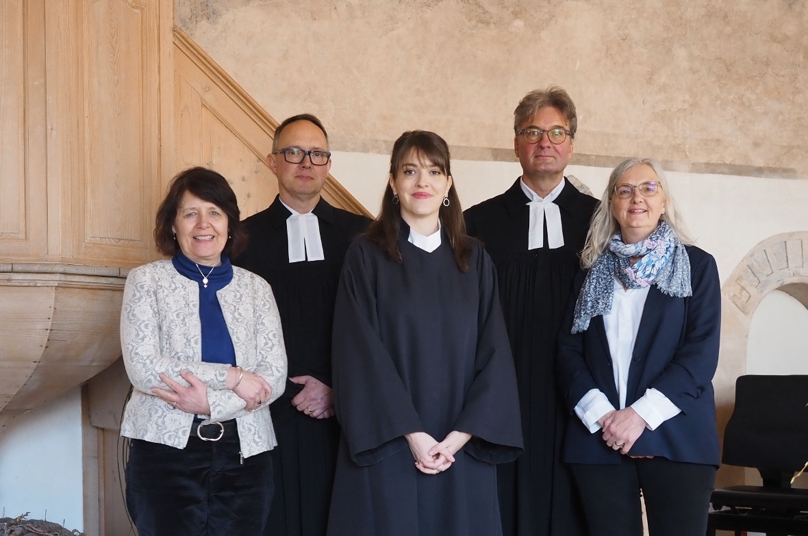 Was ist der Nutzen der Kirche und wer bist du? Synodalratspräsidentin Judith Pörksen Roder, Pfarrer Christof Mudrack, Pfarrerin Isabel Altmann, Pfarrer Alexander Heit und Kirchgemeinderatspräsidentin Kerstin Kopp an der Amtseinsetzung von Isabel Altmann in der reformierten Kirche Zweisimmen am 2. März 2025.