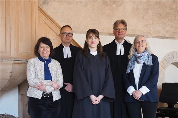 Synodalratspräsidentin Judith Pörksen Roder, Pfarrer Christof Mudrack, Pfarrerin Isabel Altmann, Pfarrer Alexander Heit und Kirchgemeinderatspräsidentin Kerstin Kopp an der Amtseinsetzung von Isabel Altmann in der reformierten Kirche Zweisimmen am 2. März 2025.