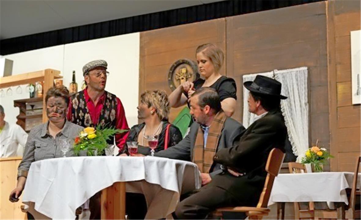 Szene aus dem Theaterstück «Trotzchöpf» (Ramon Kunz (am Bildrand), Beatrice Zeller, Robert Perren, Monika d’Incau, Beatrice Perren, Hanspeter Moor, Kilian Wyssen)