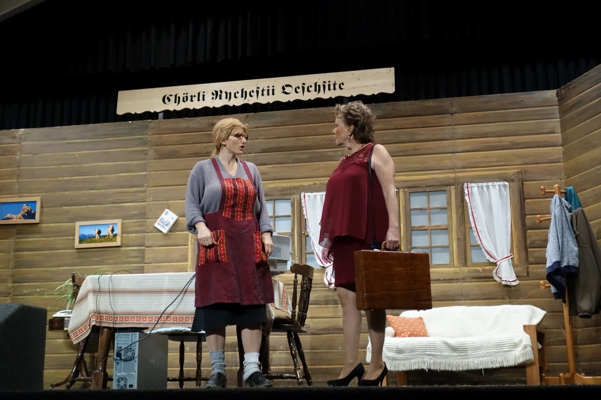 Szenenbild: Regula Dänzer als Magd Babet und Erika Grunder als Andrea Stöckli.