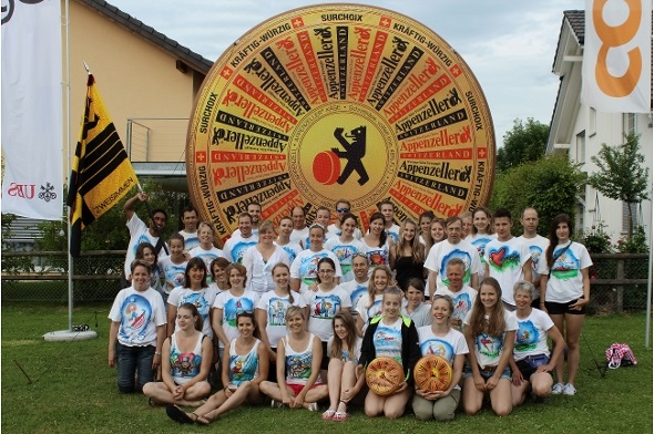 TV Zweisimmen vor einem riesigen Appenzeller-Käse