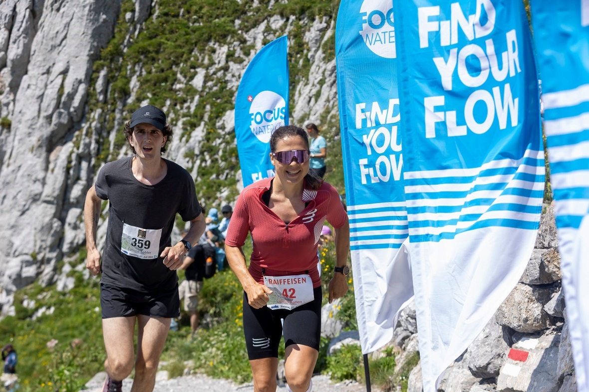 Tabea Kallen aus Boltigen trifft im Ziel ein.