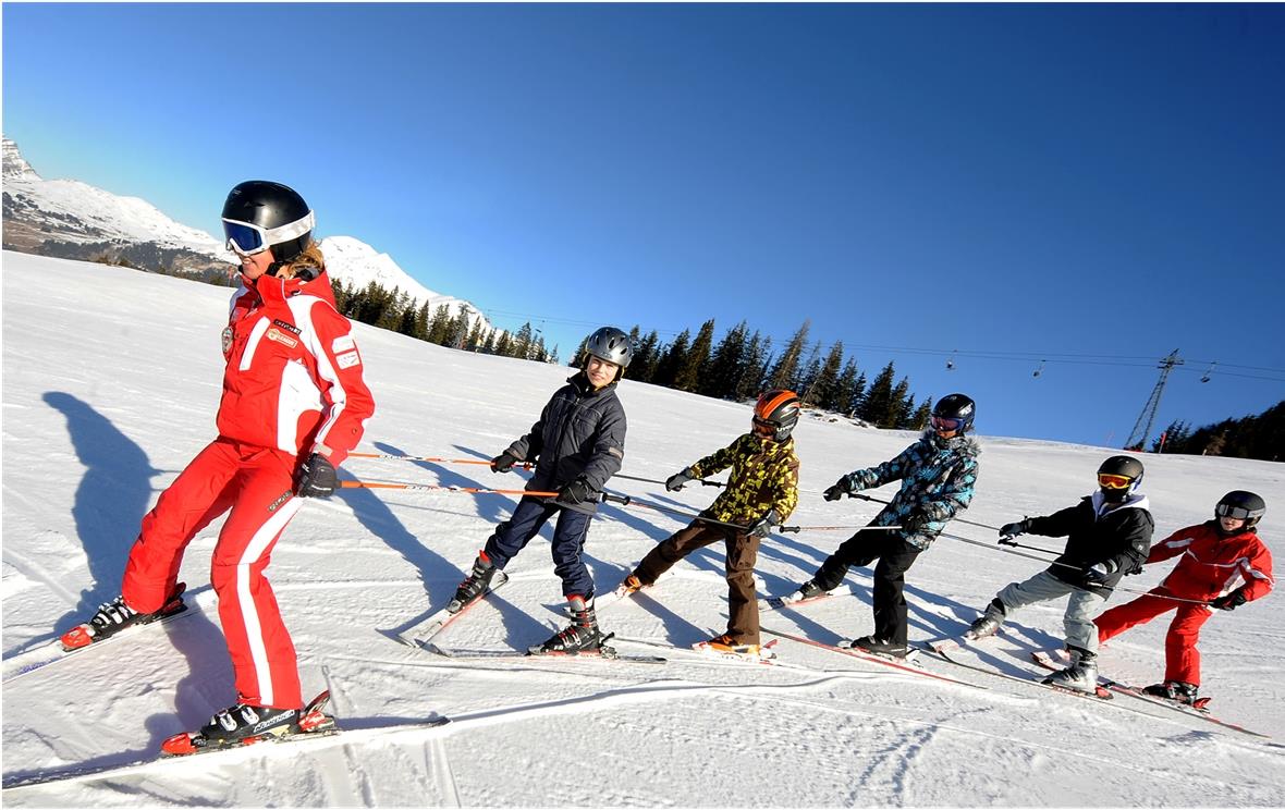 Schneesport mit einer Olympiasiegerin erleben! Täglich sind 20 Lehrerinnen und Lehrer der Ski- und Snowboardschule Lenk für die Schneespasstage im Einsatz.