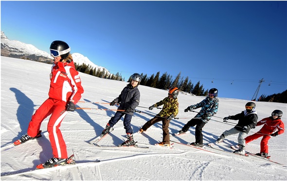 Täglich sind 20 Lehrerinnen und Lehrer der Ski- und Snowboardschule Lenk für die Schneespasstage im Einsatz.
