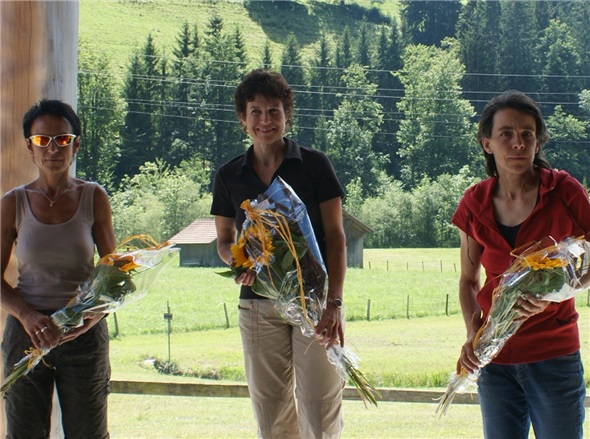 Tagessiegerin Monika Knöri (mitte) Marianne von Känel (links) und Gabi Luginbühl (rechts).