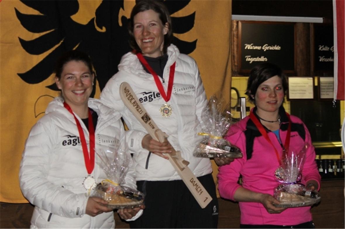 Tagessiegerin im Riesenslalom Eveline Schwab (rechts) und die zweitplatzierte Stephanie Bühler (links).