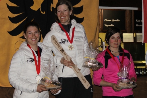 Tagessiegerin im Riesenslalom Eveline Schwab (rechts) und die zweitplatzierte Stephanie Bühler (links).