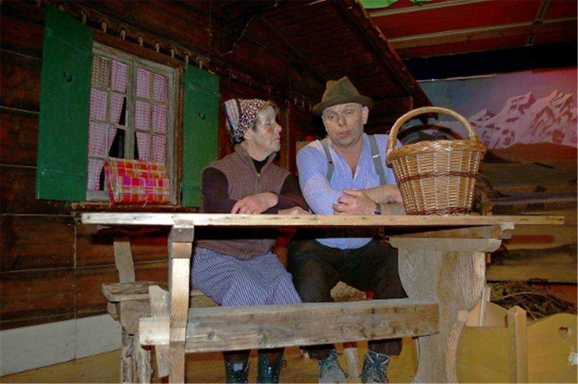 Tante Klärli ( Christine Gerber) lässt sich gerne von Sager Lunzi (Klaus Küng) betören.