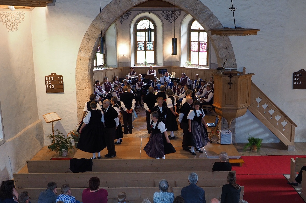 Tanzaufführung nach einer nicht ganz so traditionellen Musik, dem «Valzer Nel Bo...