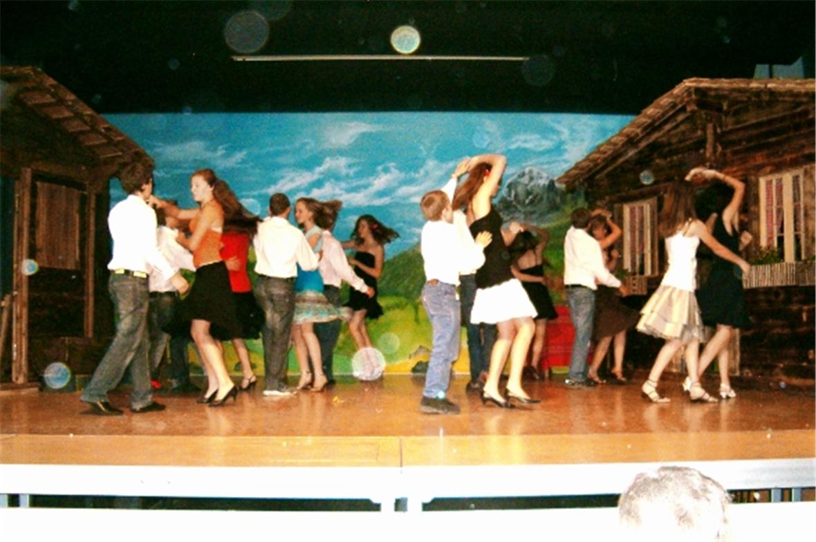 Tanzdarbietung der 7. und 8. Klasse.