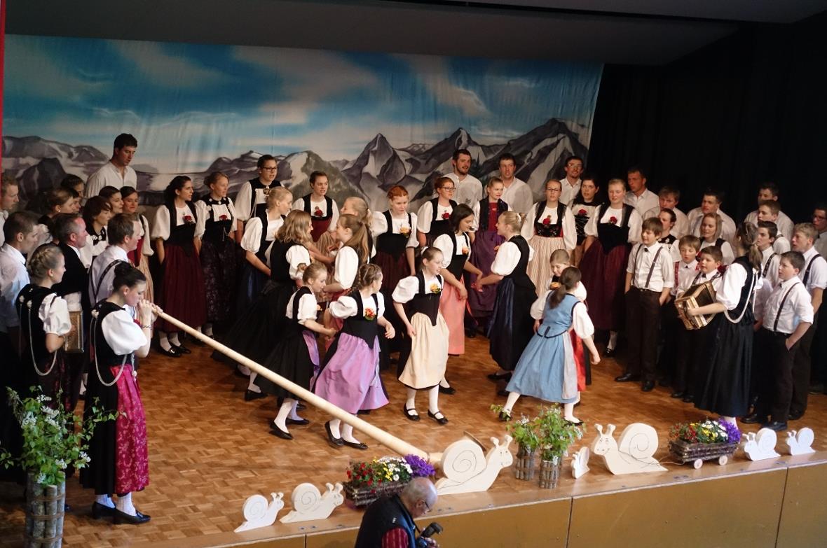 Tanzeinlage der Trachtenmädchen der Jungjodlergruppe Lenk-Matten-St. Stephan bei...