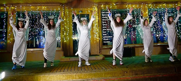 «Tanzende Engel» stimmten die Besucher der «Weihnachtsstimmung» in Zweisimmen auf Weihnachten ein.