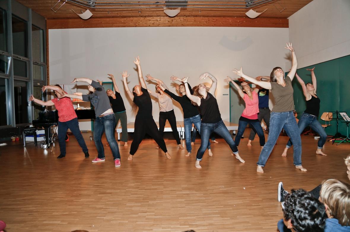 Tanzgruppe mit Oki Degen.