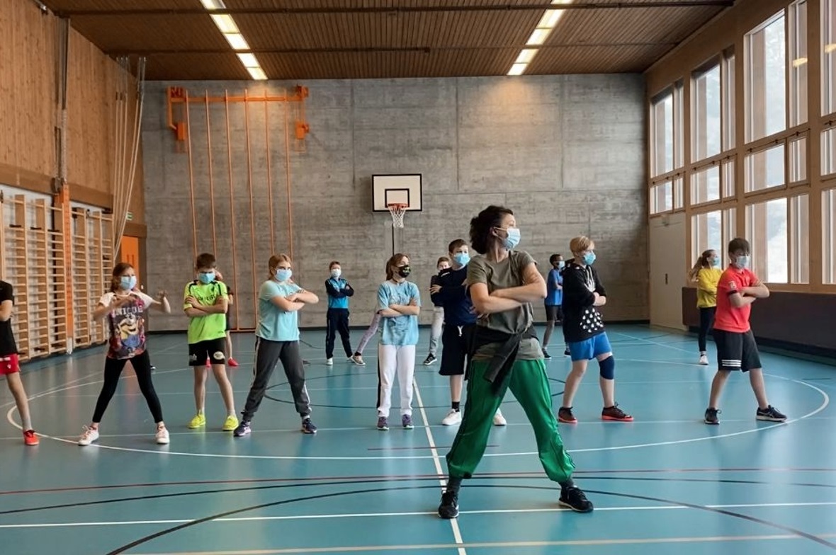 Tanzpädagogin Lucia Baumgartner übte im Workshop mit der 5. und 6. Klasse eine anspruchsvolle Choreografie ein.
