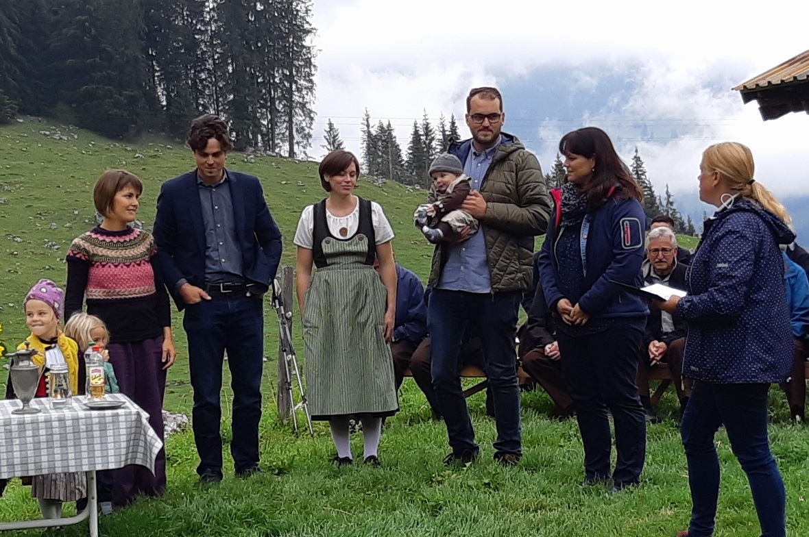Taufe des kleinen Linus während des Feldmösergottesdienstes.