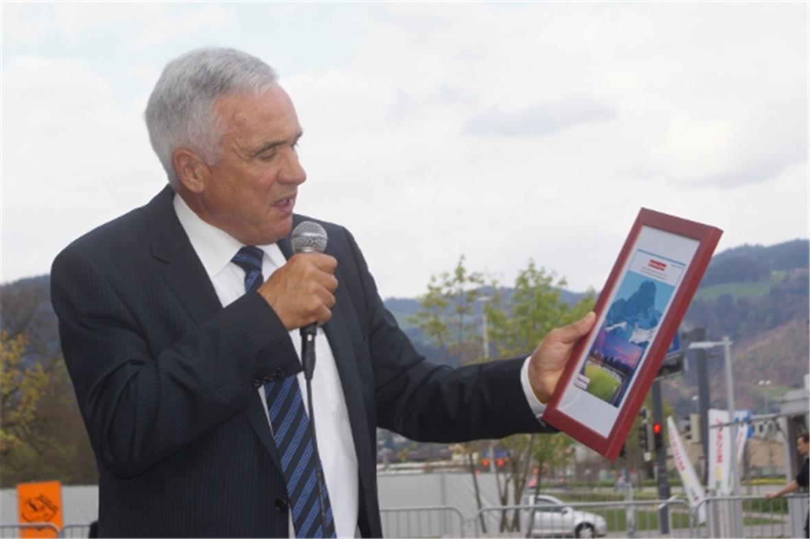 Taufgötti «Pudi» Latour mit der selbstfabrizierten Taufurkunde.