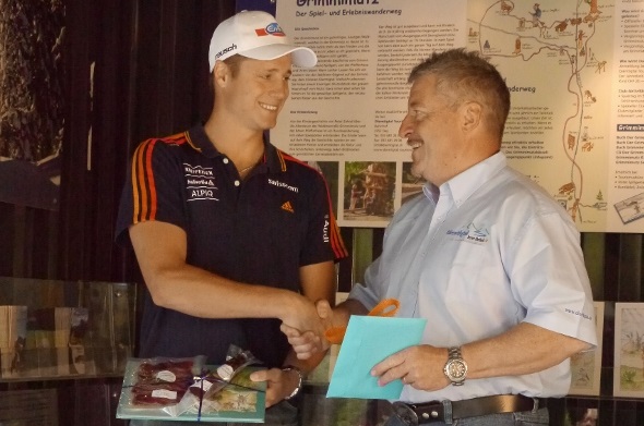 Taufpate und Junioren-Abfahrtsweltmeister Nils Mani mit Buchauter Peter Zahnd.