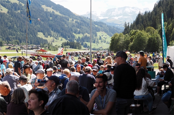 Tausende von Zuschauern verfolgten das Spektakel am Himmel über St. Stephan.