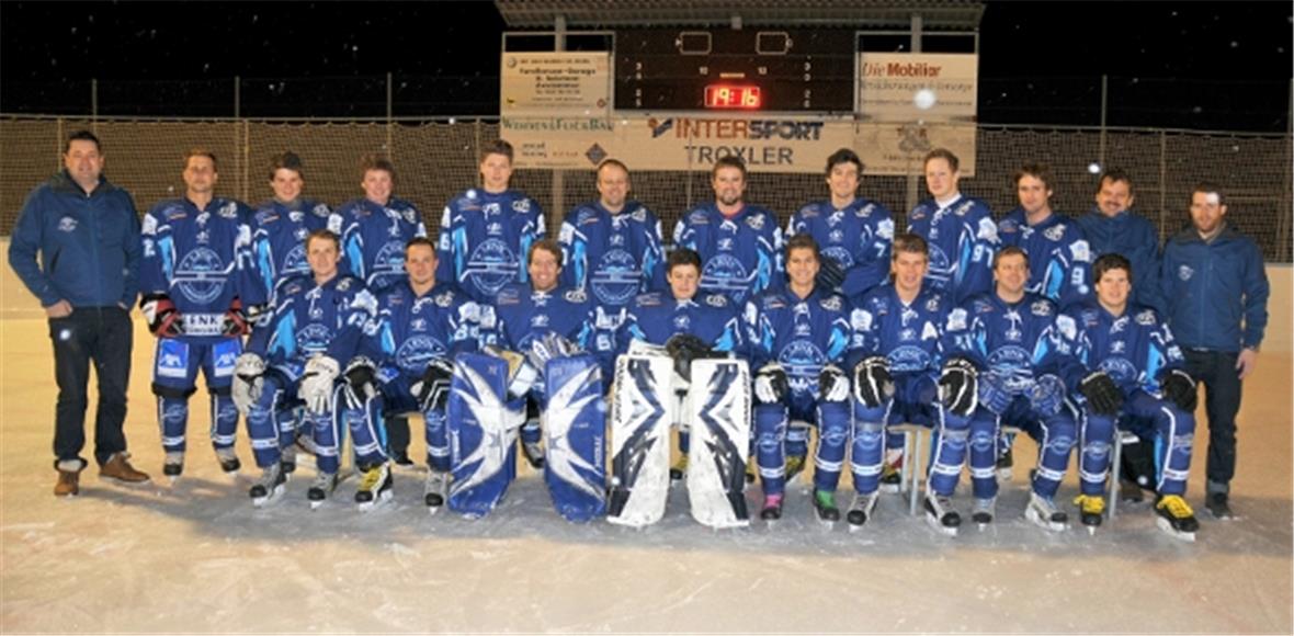 Team 3. Liga Saison 2014/2015: Hinten v.l.n.r.: Mario Ginggen, Daniel Ziörjen, Ramon Zeller, Eric Wälti, Noah Wälti, Lorenz Thüring, Florian Perren, Christoph Perren, Joël Wälti, Patrik Perren, Jöggi Zeller, Patric Salzmann. Vorne v.l.n.r.: Roger Salzmann, Martin Rufener, Dominic Salzmann, Rafael De Mouro Cunha, Björn Rindlisbacher, Jürg Thierstein, Matthias Boschung, Silvio Zeller