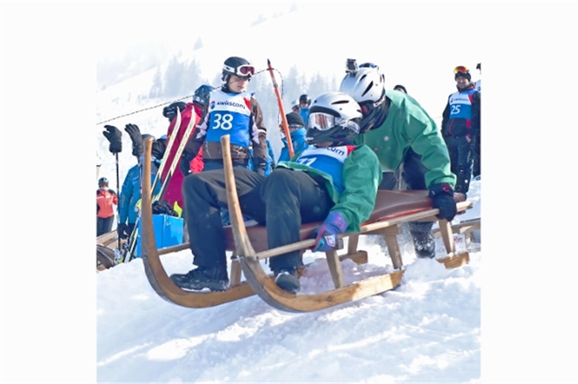 Team Heiligchrüz 1. Der Hintermann schiebt den Schlitten beim Start an