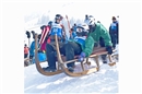Team Heiligchrüz 1. Der Hintermann schiebt den Schlitten beim Start an
