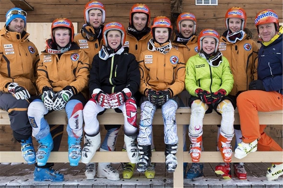 Team OVO Berner Oberland 2013/2014 mit Didier Cuche; v.l.: Jonas Odermatt (BOSV, Trainer JO Youngster Team, Jann Bähler (SST Diemtigtal), Joel Oehrli (SC Lauenen), Nathanael Lauber (SC Lenk), Yanick Mani (SST Diemtigtal), Nadia Lausegger (JO Wilderswil), Zoë Herrmann (SC Schönried), Sue Fuchs (SAK Haslital Brienz), Nora Schweizer , SC Lenk.