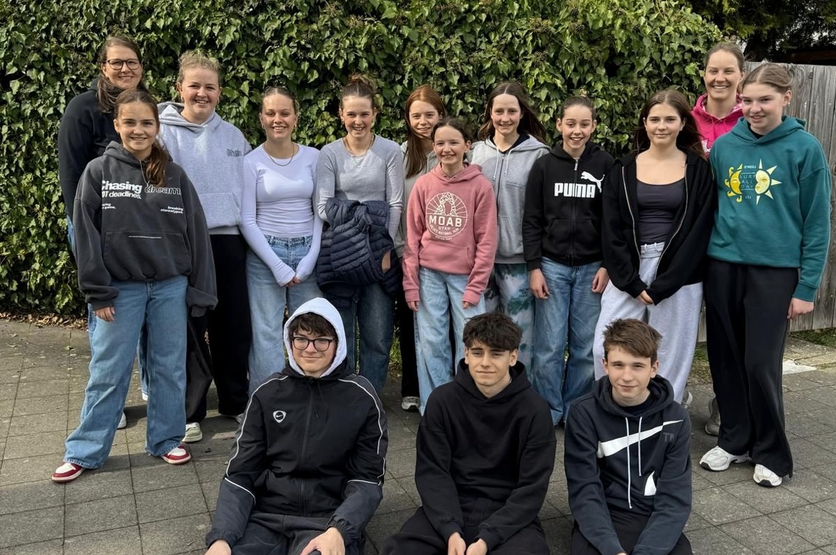 Team «Wrecking Ball» und «Grüpschis» mit Betreuerinnen Agnes und Daniela.