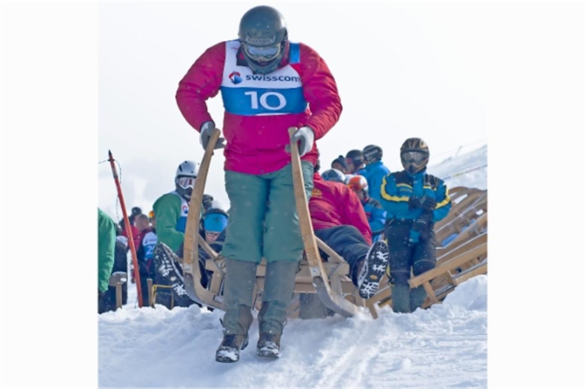 Team aus Oberwil i.S.. Der Vordermann zieht beim Start den Schlitten