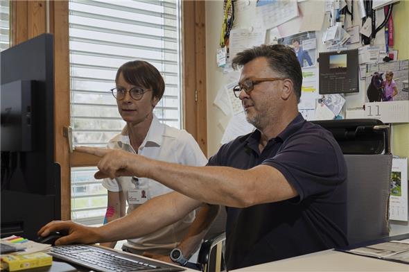 Teamarbeit: Schwierige Fälle werden regelmässig im Team besprochen und die Versorgung gemeinsam geplant – hier die Leitende Ärztin Katja Messerer mit Chefarzt Daniel Trötschler.