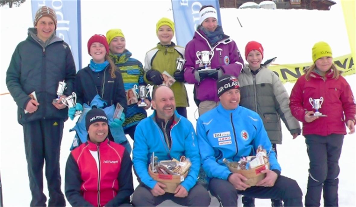 Teamfoto Skiklub Zweisimmen am Raiffeisen-Trophy-Rennen in Adelboden.