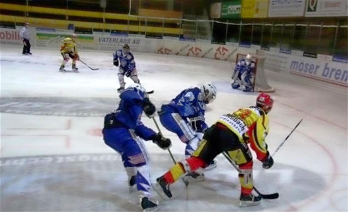 Teamwork pur! Kein Durchkommen für den Spieler von Freimettigen, Eric Wälti (links) und Jürg Thierstein (rechts) sperren den Weg zum Tor ab