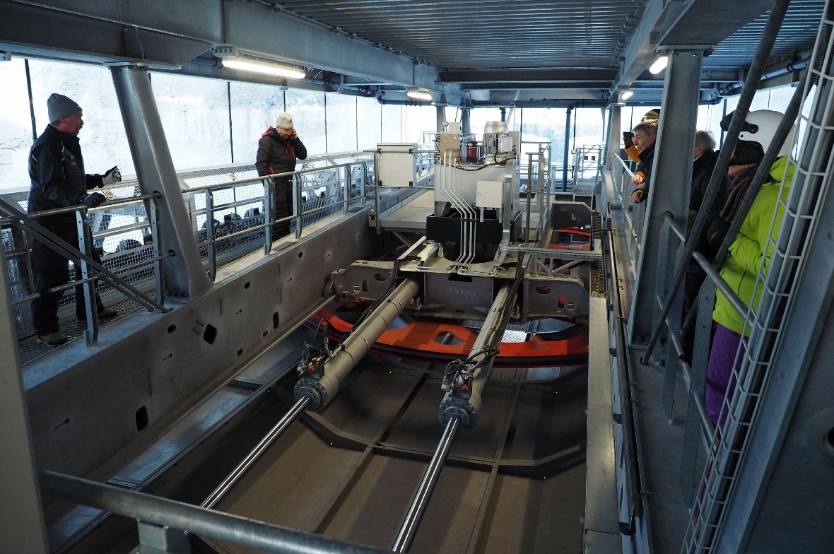 Technisch war die Bahn bereit und beförderte am ersten Tag die Gäste reibungslos...