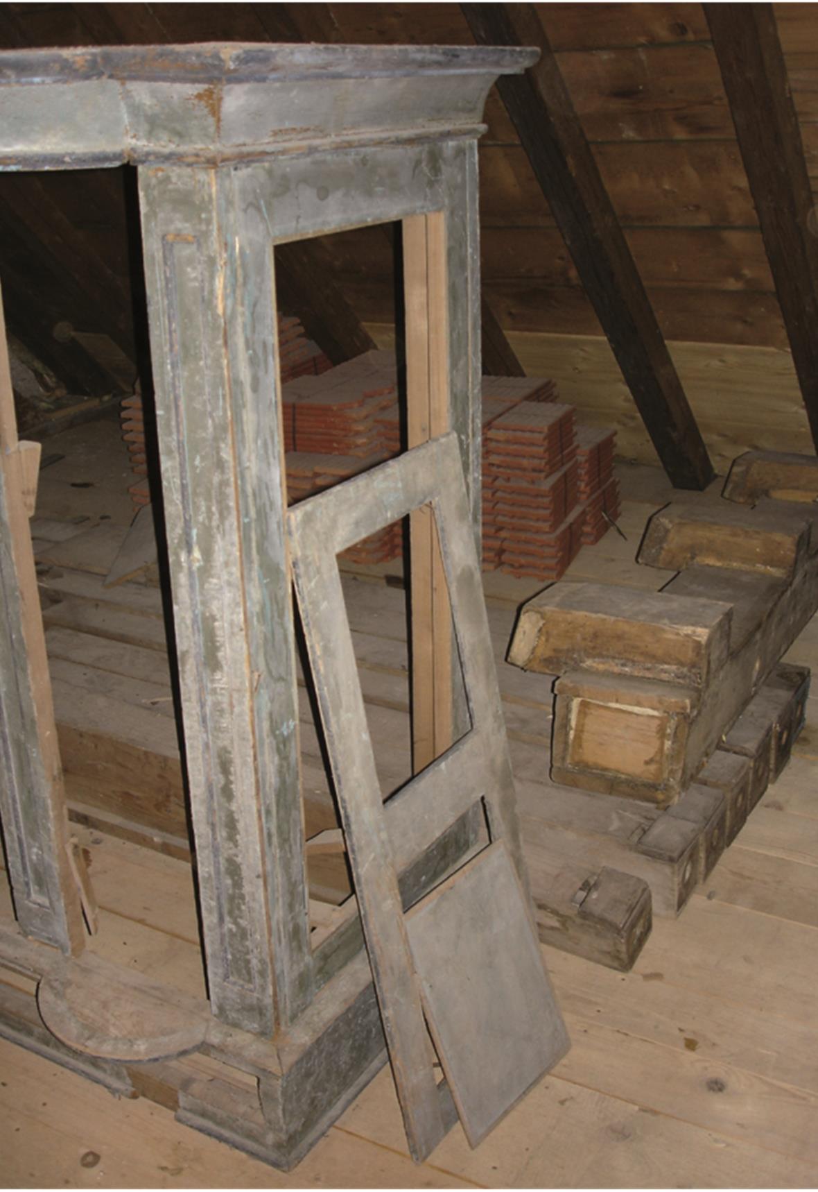 Teil der alten Orgel lagerten auf dem Dachboden der neuen Kirche: Windladen mit Ventilschlitzen.