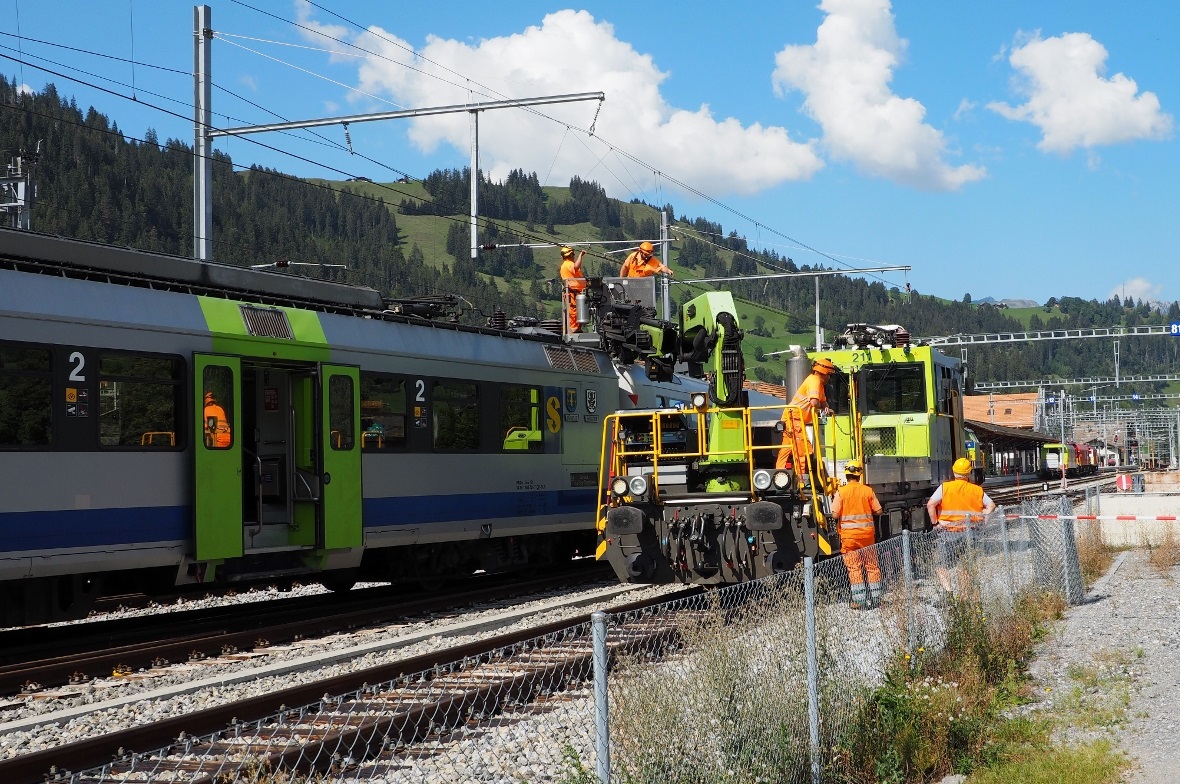 Teile der Fahrleitung werden abgebaut, um für die Bergung Platz zu schaffen.