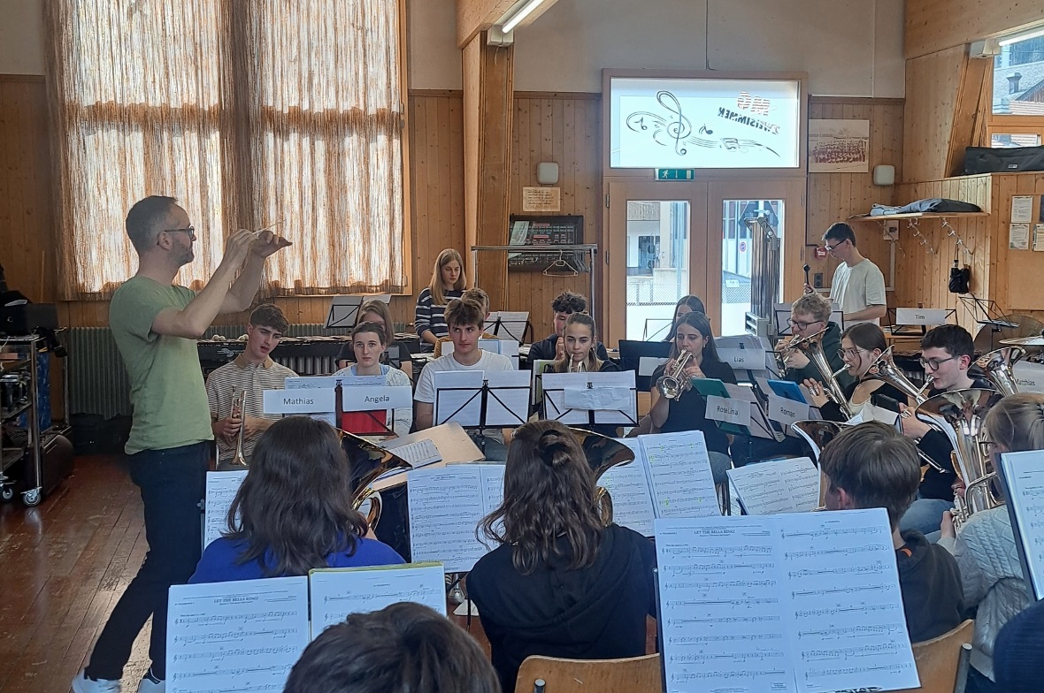 Teilnehmende der BBO-Week bei einer gemeinsamen Probe im Musikhaus Zweisimmen.
