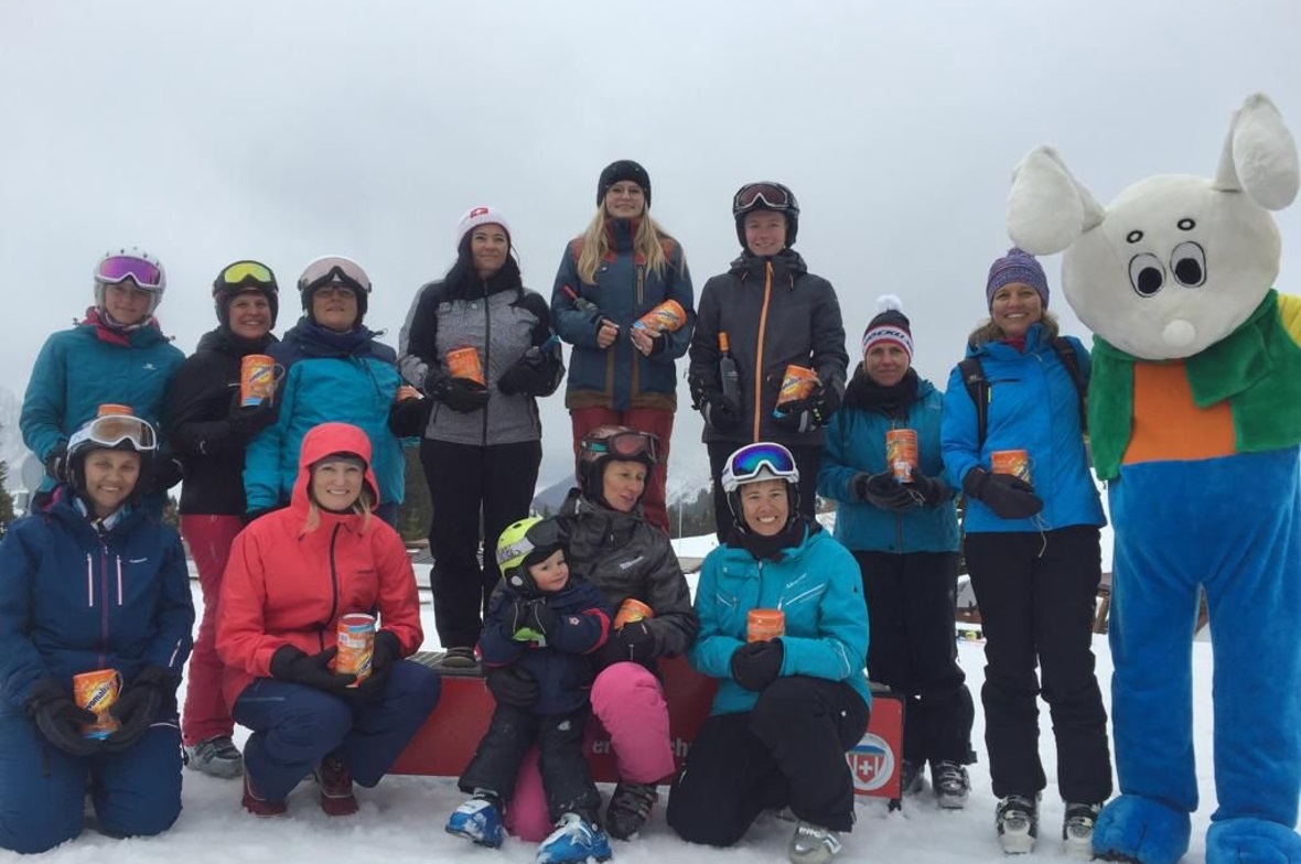 Teilnehmende der Kategorie Damen wurden von Snowli beglückwünscht.