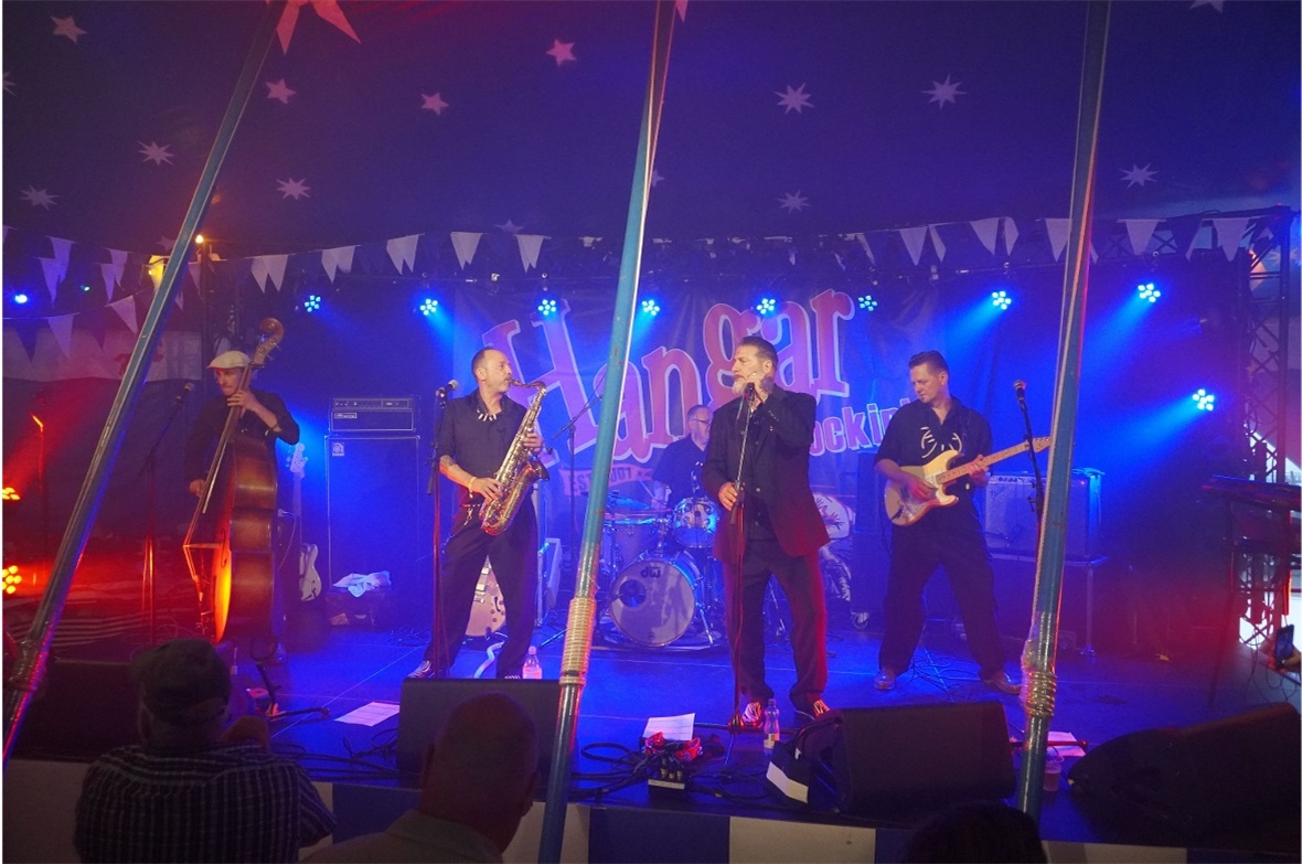 The Hoodoo Sinners begeisterten das Publikum, und liessen das Zelt beben.