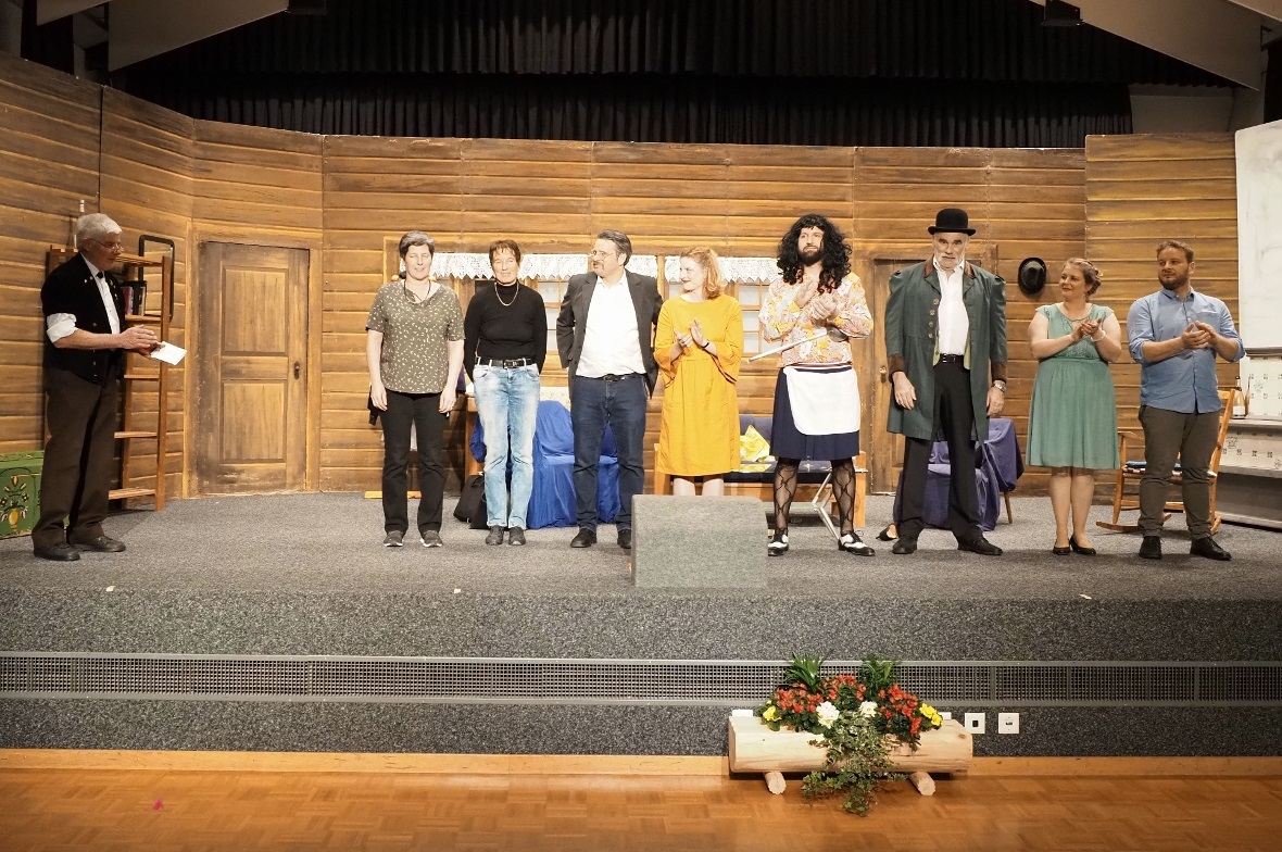 Theater «Rehrügge u Wurschtsalat» der Theatergruppe des Jodlerklubs Bärgrose.