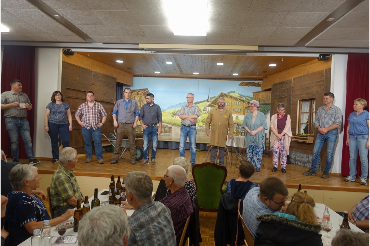 Theatergruppe; Vize Präsident Pascal Jutzeler, Magd Hildi Käthi Maurer, Liebhabe...