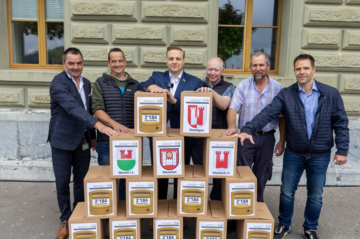 Thomas Knutti, Hans Wenger, Nils Fiechter, Michael Blatti, Lorenz Dreyer und Thomas Klossner übergaben die Petition des SVP-Verbunds Oberwil, Därstetten-Weissenburg, Erlenbach und Diemtigen stellvertretend für die 2184 Personen, die unterschrieben haben.