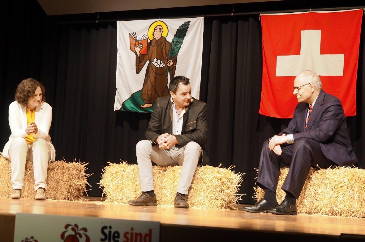 Thomas Knutti (Mitte) moderierte die Diskussion zwischen Franziska Schöni und Rudolf Joder zur Spitalstandort-Initiative.