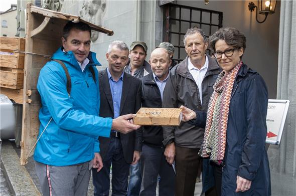 Thomas Knutti, Präsident der Vereinigung zum Schutz von Wild- und Nutztieren, übergab Mirjam Tschumi, Vizestaatsschreiberin Kanton Bern, die Petition. Mit dabei waren: Ueli Gfeller, Christian Wüthrich, Fritz Reber.