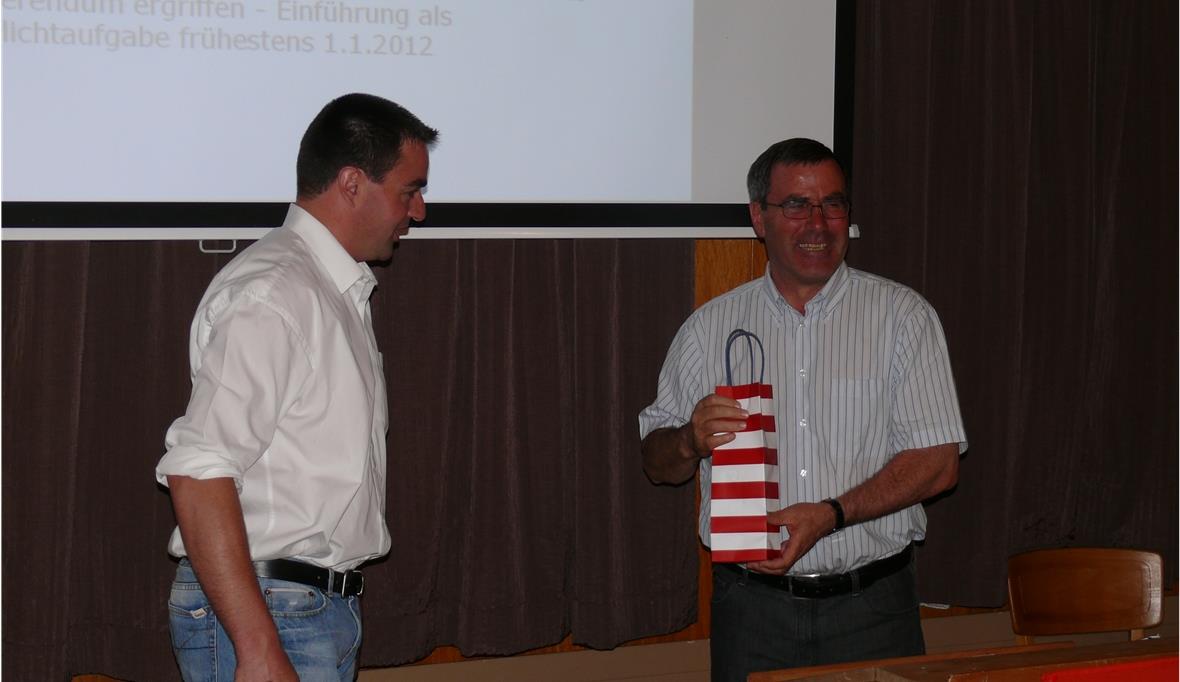 Thomas Knutti dankt Erwin Walker.