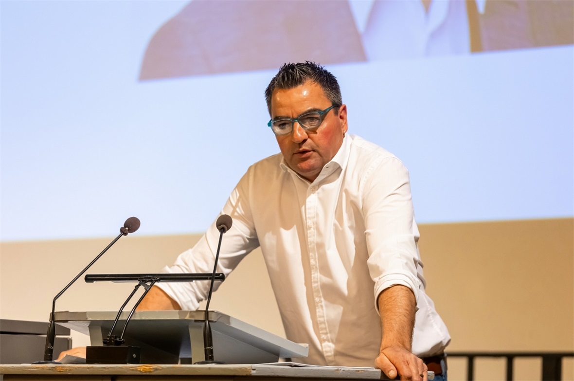 Thomas Knutti spricht zu den Vereinsmitgliedern.