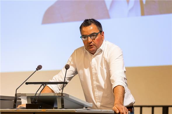 Thomas Knutti spricht zu den Vereinsmitgliedern.