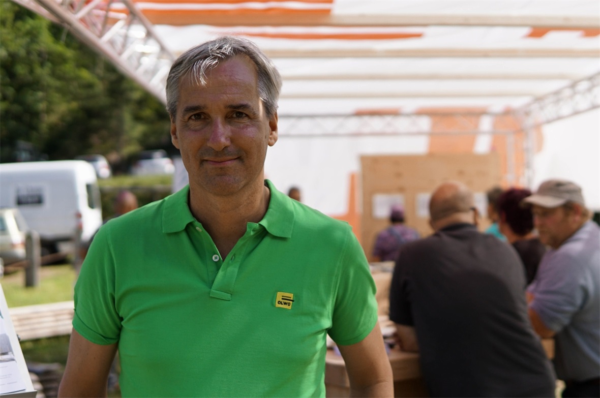 Thomas Lädrach von der OLWO AG beantwortete geduldig alle Fragen zum Thema Holz.