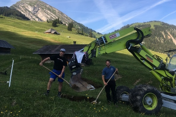 Thomas Ryser, Verantwortlicher des Bikeparks Wiriehorn und Andreas Wiedmer, Geschäftsleiter der Wiriehornbahnen AG beim Spatenstich der Bikestrecke.
