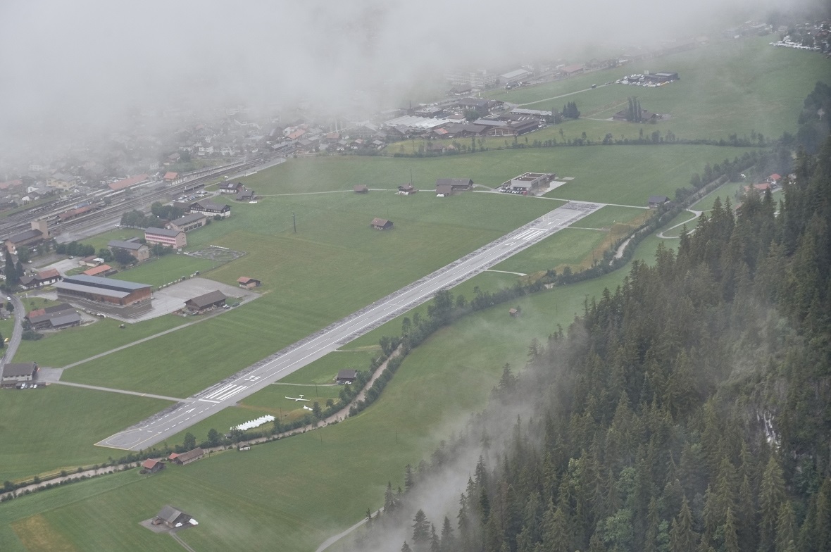 Tief hängende Wolken und Regen erschwerten den Anflug auf die Rega-Basis in Zweisimmen.