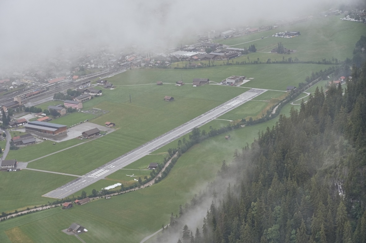 Tief hängende Wolken und Regen erschwerten den Anflug auf die Rega-Basis in Zwei...