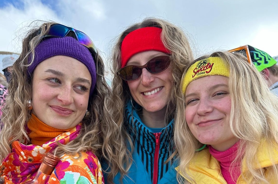 Tief in die Kleiderkiste gegriffen: Knallige Retro-Outfits dominierten beim Old School Day an der Lenk.